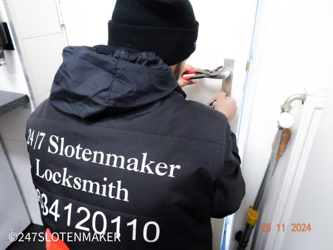 Slotenmaker helpt bij een afgebroken sleutel in de voordeur tijdens een spoedreparatie