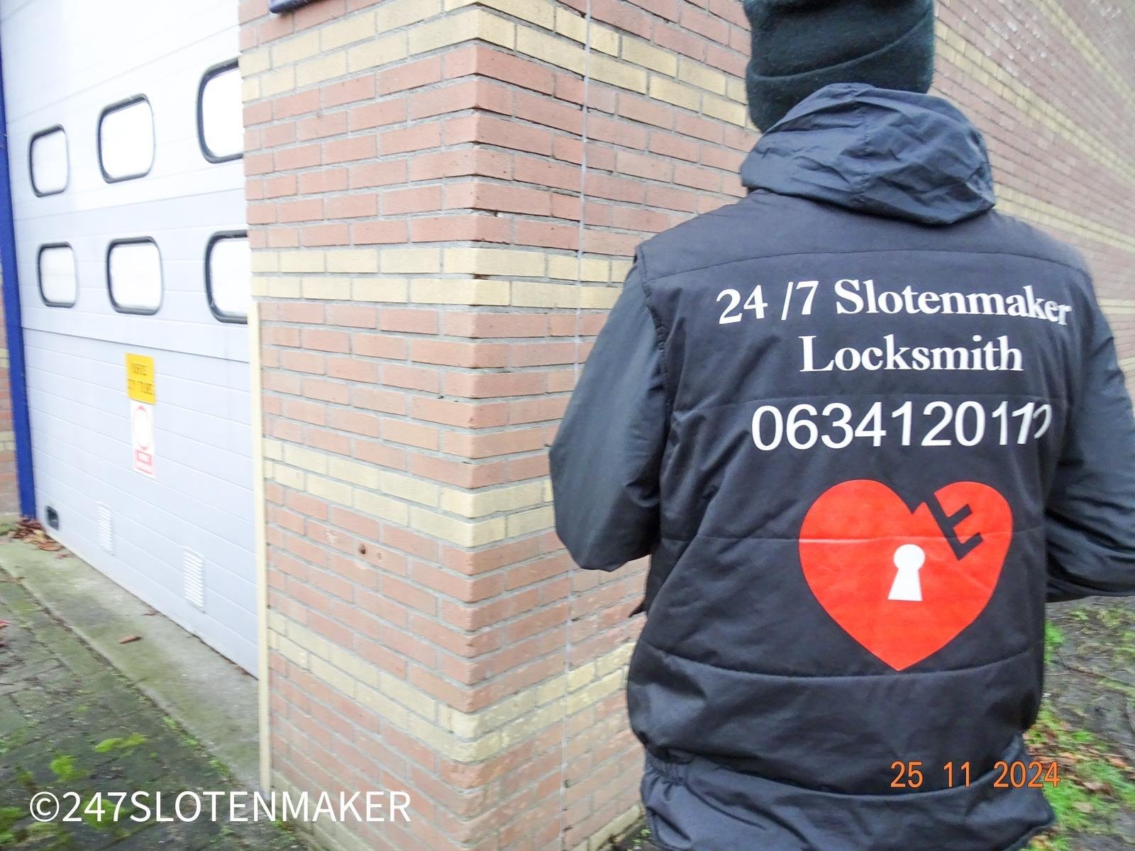 Slotenmaker in donkere jas bezig bij voordeur van woning in Amsterdam, met nadruk op professionele aanpak voor kerntrekbeveiliging