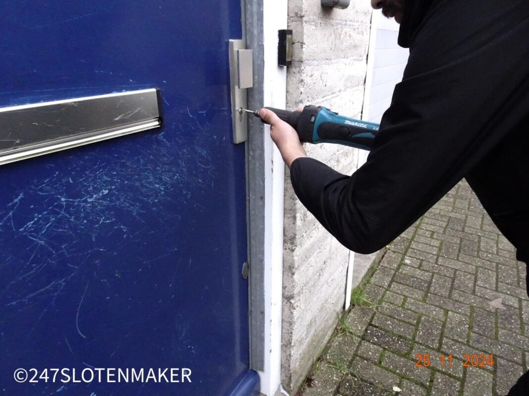 Slotenmaker opent voordeur met gereedschap na vergeten sleutel